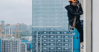 Mẹ đơn thân đu dây trên cao kiếm tiền chữa bệnh cho con bại não