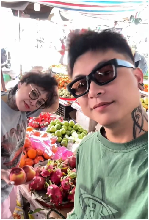 Mẹ đơn thân Hà Nội thuê nhà kho cũ sống với Hồng Hài Nhi kém 11 tuổi: Có giai đoạn vay 50 nghìn để đi chợ Mẹ đơn thân Hà Nội thuê nhà kho cũ sống với Hồng Hài Nhi kém 11 tuổi: Có giai đoạn vay 50 nghìn để đi chợ