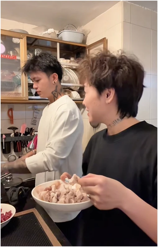 Mẹ đơn thân Hà Nội thuê nhà kho cũ sống với Hồng Hài Nhi kém 11 tuổi: Có giai đoạn vay 50 nghìn để đi chợ Mẹ đơn thân Hà Nội thuê nhà kho cũ sống với Hồng Hài Nhi kém 11 tuổi: Có giai đoạn vay 50 nghìn để đi chợ