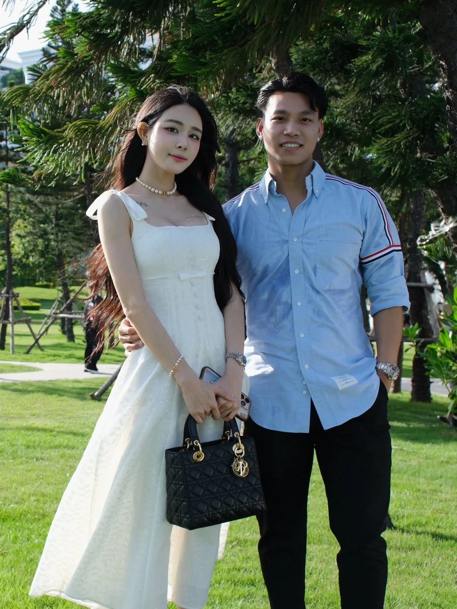 Mẹ đơn thân ở Ninh Bình từng có con gái riêng, lấy chàng trai tân nổi tiếng kém 3 tuổi, được đối xử không tin nổi Mẹ đơn thân ở Ninh Bình từng có con gái riêng, lấy chàng trai tân nổi tiếng kém 3 tuổi, được đối xử không tin nổi