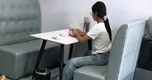 Mẹ khoe con gái cầm điện thoại đồ chơi: Nỗi lo cô lập học sinh thời đại số