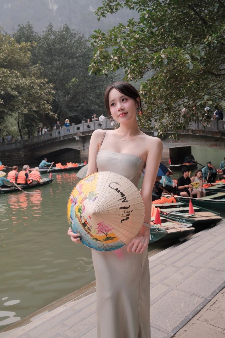 Mê mẩn với khung cảnh Tràng An non nước, qua bộ ảnh của hot girl xinh đẹp này Mê mẩn với khung cảnh Tràng An non nước, qua bộ ảnh của hot girl xinh đẹp này