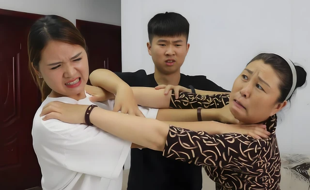 Mẹ về hưu chưa đầy 5 tháng đã khiến căn nhà trở nên bất ổn, vợ tôi suy sụp đến mức phải nghỉ làm Mẹ về hưu chưa đầy 5 tháng đã khiến căn nhà trở nên bất ổn, vợ tôi suy sụp đến mức phải nghỉ làm