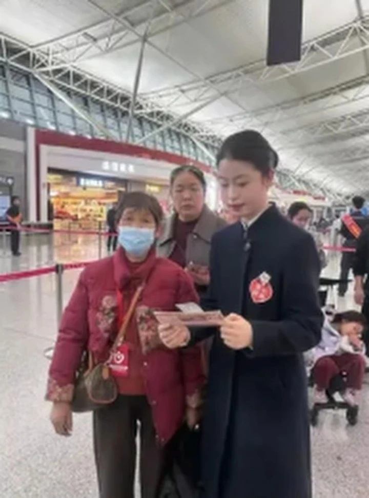 Mẹ vợ mù chữ lần đầu đi máy bay, chàng rể làm điều này khiến mạng xã hội xúc động Mẹ vợ mù chữ lần đầu đi máy bay, chàng rể làm điều này khiến mạng xã hội xúc động