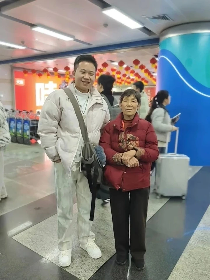 Mẹ vợ mù chữ lần đầu đi máy bay, chàng rể làm điều này khiến mạng xã hội xúc động Mẹ vợ mù chữ lần đầu đi máy bay, chàng rể làm điều này khiến mạng xã hội xúc động