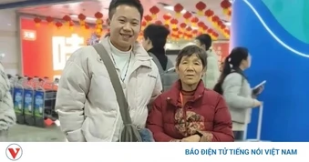 Mẹ vợ mù chữ lần đầu đi máy bay, chàng rể làm điều này khiến mạng xã hội xúc động