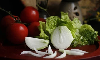 Mẹo cắt hành tây không cay mắt - Báo TinVina Cooking