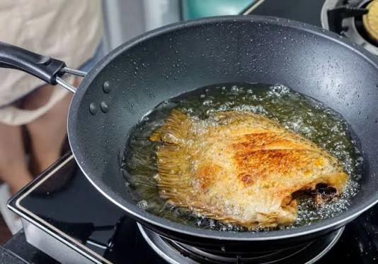 Mẹo chiên rán an toàn: Vì sao nên cho muối vào chảo dầu? Mẹo chiên rán an toàn: Vì sao nên cho muối vào chảo dầu?