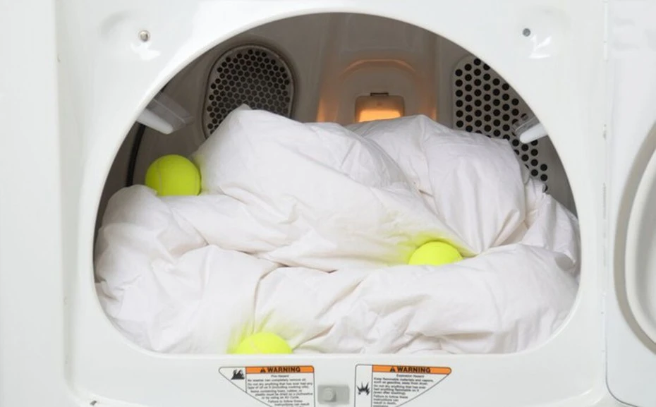 Mẹo giặt áo phao hiệu quả với 2 quả bóng tennis bạn không thể bỏ qua