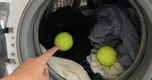 Mẹo giặt áo phao hiệu quả với 2 quả bóng tennis bạn không thể bỏ qua
