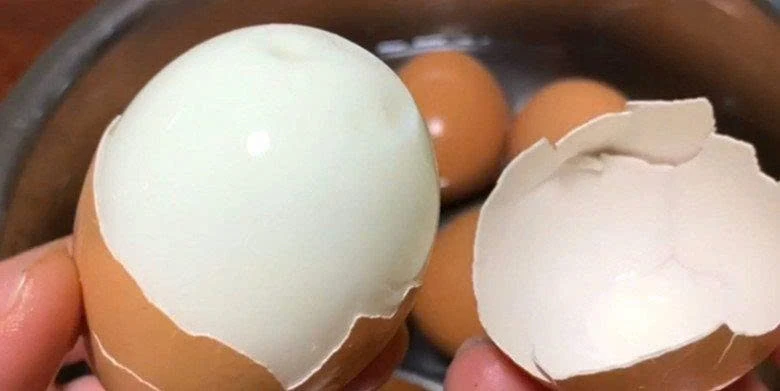 Mẹo luộc trứng giúp bóc vỏ trong tích tắc Mẹo luộc trứng giúp bóc vỏ trong tích tắc