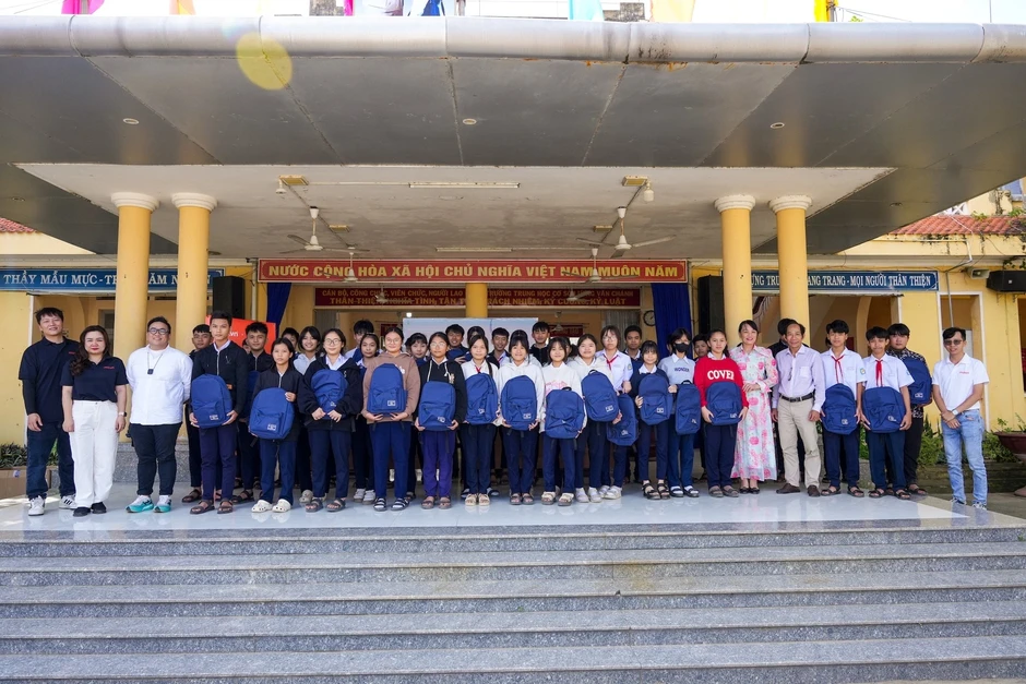 MIA.vn và Larita trao 1.000 balo cho học sinh vùng lũ Đắk Lắk