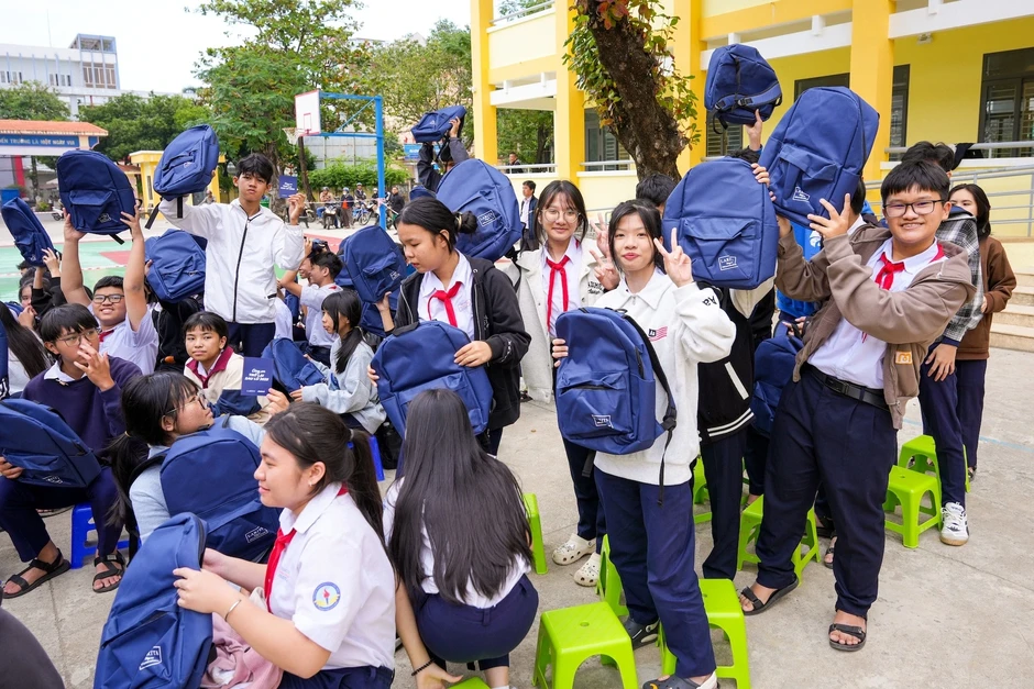 MIA.vn và Larita trao 1.000 balo cho học sinh vùng lũ Đắk Lắk