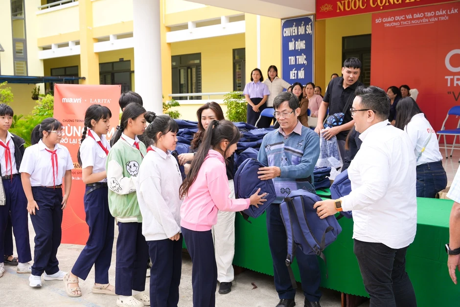 MIA.vn và Larita trao 1.000 balo cho học sinh vùng lũ Đắk Lắk
