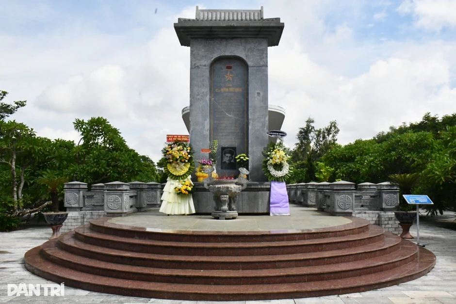 Mộ cụ Huỳnh Thúc Kháng trên đỉnh núi linh thiêng ở Quảng Ngãi Mộ cụ Huỳnh Thúc Kháng trên đỉnh núi linh thiêng ở Quảng Ngãi