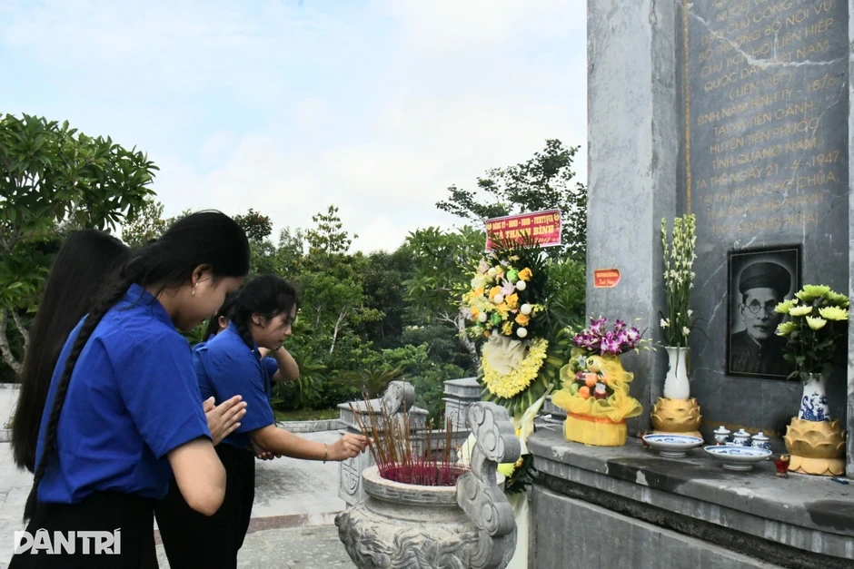 Mộ cụ Huỳnh Thúc Kháng trên đỉnh núi linh thiêng ở Quảng Ngãi Mộ cụ Huỳnh Thúc Kháng trên đỉnh núi linh thiêng ở Quảng Ngãi