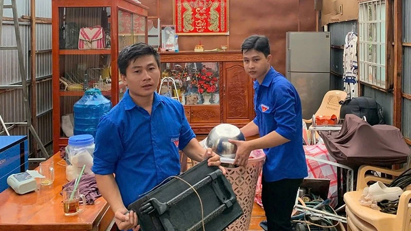 Mối nguy hiểm dông lốc, sét khi thời tiết chuyển mùa Mối nguy hiểm dông lốc, sét khi thời tiết chuyển mùa