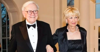 Mối tình tay ba kỳ lạ của tỷ phú Warren Buffett với 2 người vợ