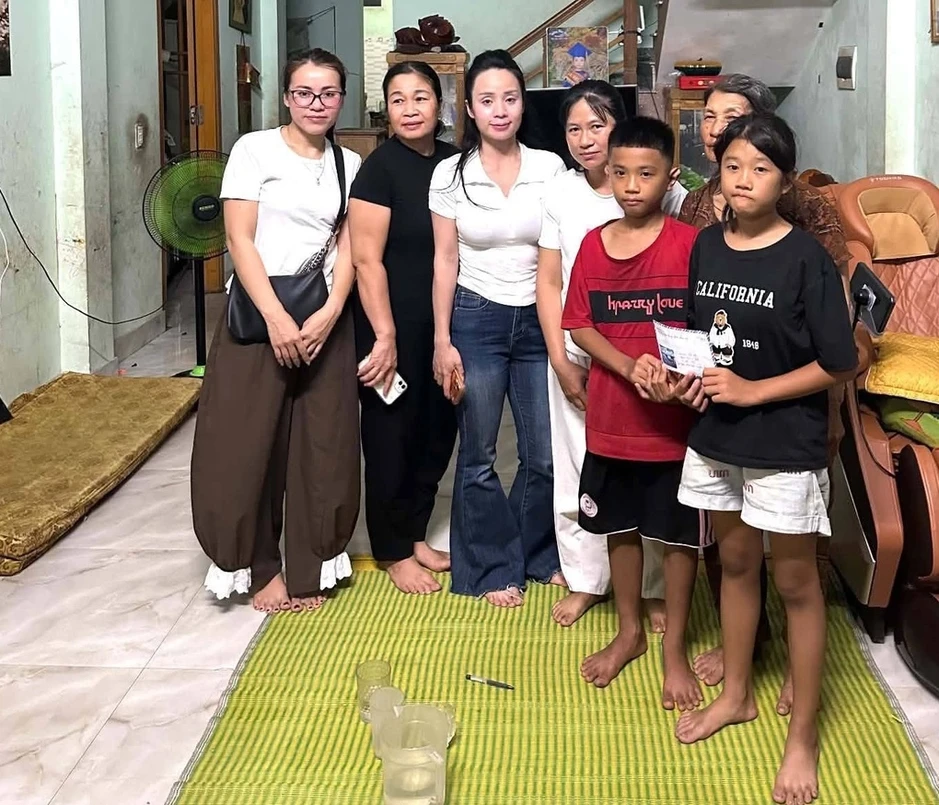 Món quà của những người dưng cho cô bé mồ côi bán rau Món quà của những người dưng cho cô bé mồ côi bán rau