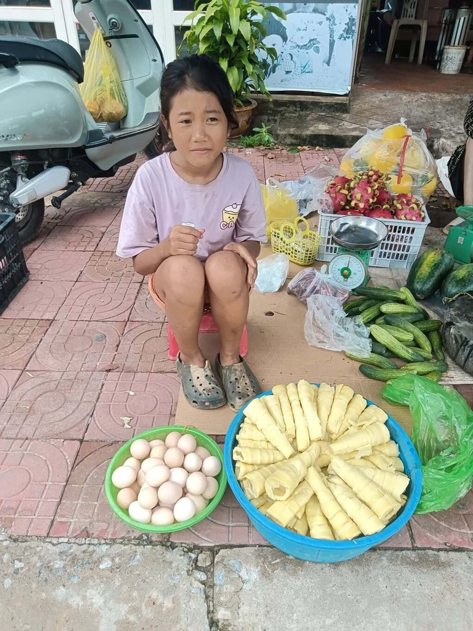 Món quà của những người dưng cho cô bé mồ côi bán rau Món quà của những người dưng cho cô bé mồ côi bán rau