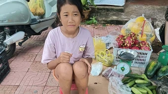 Món quà của những người dưng cho cô bé mồ côi bán rau