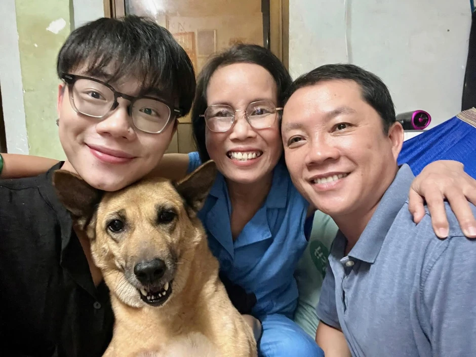 Một bức ảnh, 3 nụ cười và 20 năm cùng mẹ đi qua bệnh tật: Câu chuyện của Nguyễn Minh Nhật khiến cộng đồng mạng muốn về nhà lập tức!