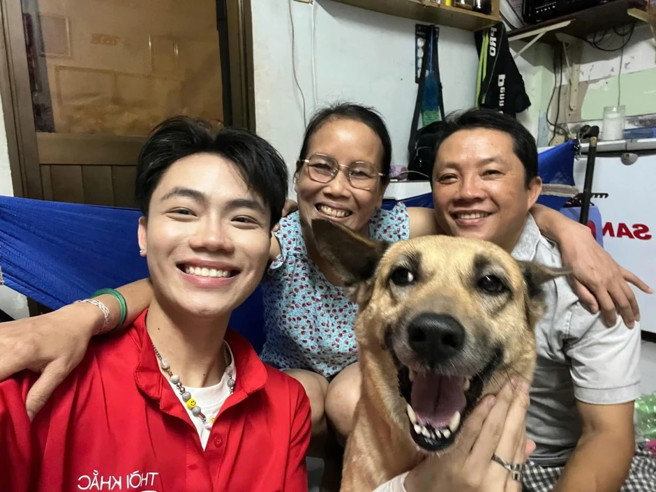 Một bức ảnh, 3 nụ cười và 20 năm cùng mẹ đi qua bệnh tật: Câu chuyện của Nguyễn Minh Nhật khiến cộng đồng mạng muốn về nhà lập tức!