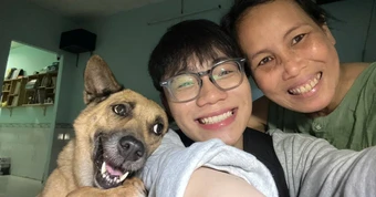 Một bức ảnh, 3 nụ cười và 20 năm cùng mẹ đi qua bệnh tật: Câu chuyện của Nguyễn Minh Nhật khiến cộng đồng mạng muốn về nhà lập tức!