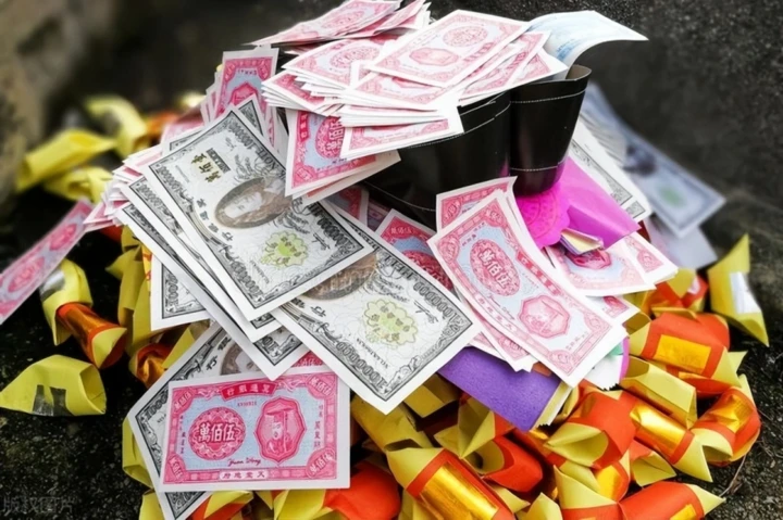 Một huyện ở Trung Quốc cấm đốt vàng mã, gây tranh cãi dữ dội dịp rằm tháng 7 Một huyện ở Trung Quốc cấm đốt vàng mã, gây tranh cãi dữ dội dịp rằm tháng 7