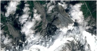 Một nửa ngọn núi 7.227m biến mất sau lũ quét Nepal - Trung Quốc