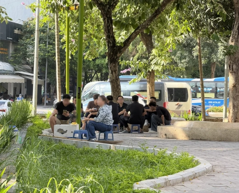 Mua bán 'du kích' trên vỉa hè Hà Nội Mua bán 'du kích' trên vỉa hè Hà Nội