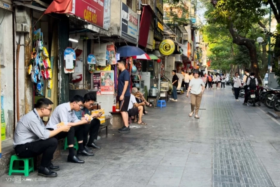 Mua bán 'du kích' trên vỉa hè Hà Nội Mua bán 'du kích' trên vỉa hè Hà Nội