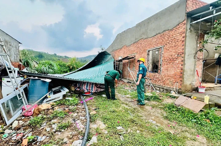 Mưa dông kèm gió giật mạnh tại Lâm Đồng và Gia Lai, nhiều nhà tốc mái Mưa dông kèm gió giật mạnh tại Lâm Đồng và Gia Lai, nhiều nhà tốc mái