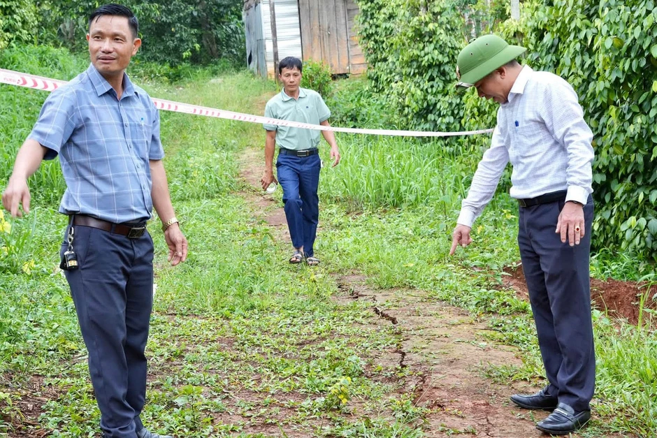 Mưa lớn, đường bê tông xuất hiện 8 vết nứt ngang, đất rẫy sụt lún ở Lâm Đồng Mưa lớn, đường bê tông xuất hiện 8 vết nứt ngang, đất rẫy sụt lún ở Lâm Đồng