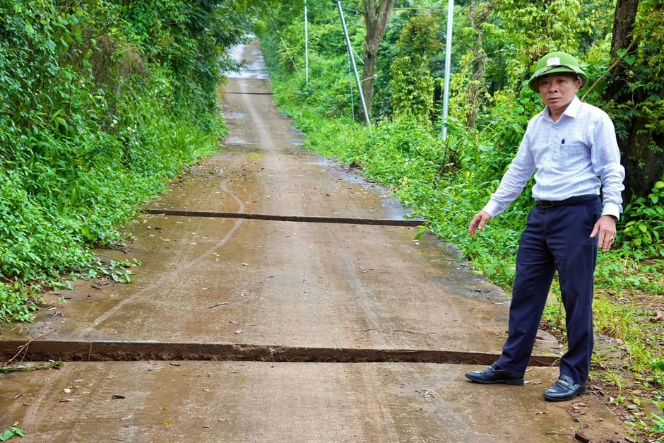 Mưa lớn, đường bê tông xuất hiện 8 vết nứt ngang, đất rẫy sụt lún ở Lâm Đồng Mưa lớn, đường bê tông xuất hiện 8 vết nứt ngang, đất rẫy sụt lún ở Lâm Đồng