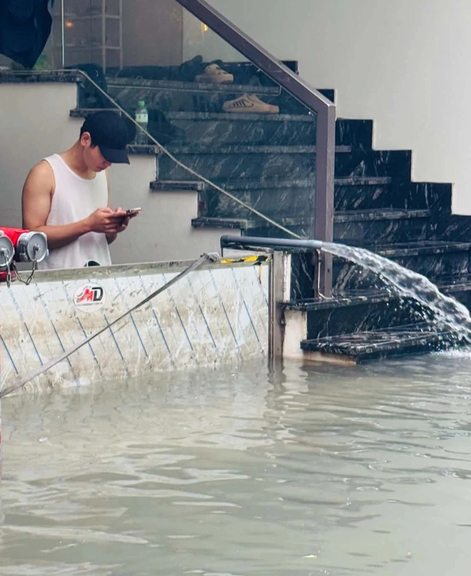 Mưa lớn gây ngập, người Hà Nội bắt cá nặng cả kg giữa phố Mưa lớn gây ngập, người Hà Nội bắt cá nặng cả kg giữa phố