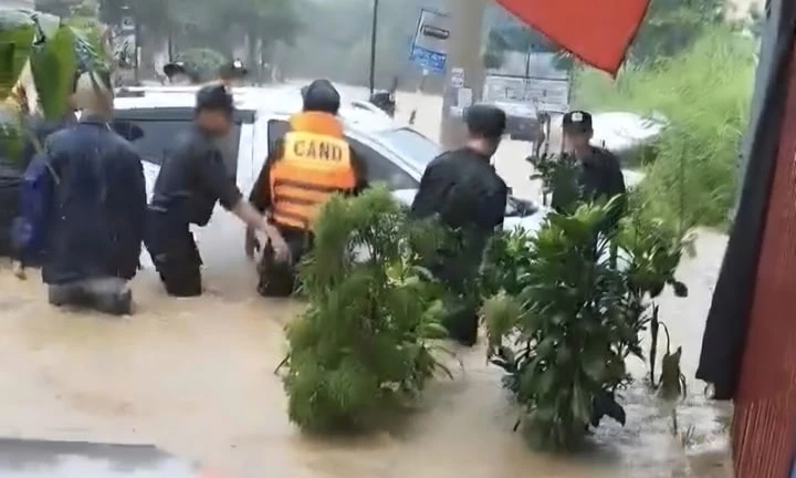 Mưa lớn gây ngập úng nhiều khu vực ở Lào Cai Mưa lớn gây ngập úng nhiều khu vực ở Lào Cai
