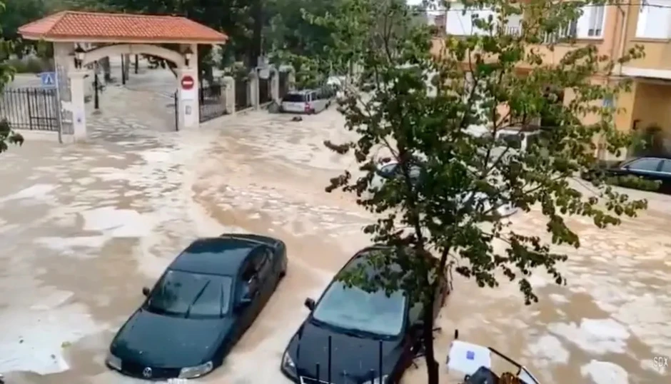 Mưa lũ kinh hoàng cuốn trôi ô tô trên đường phố châu Âu Mưa lũ kinh hoàng cuốn trôi ô tô trên đường phố châu Âu