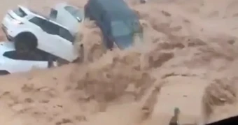 Mưa lũ kinh hoàng cuốn trôi ô tô trên đường phố châu Âu