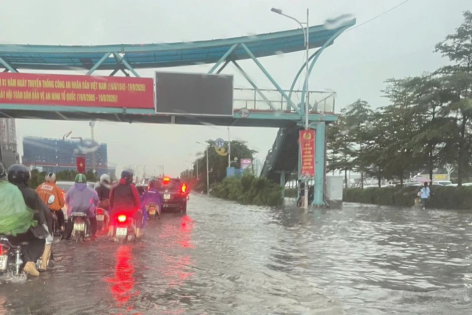 Mưa ngập, người Hà Nội mất 3 tiếng về nhà, vác ghế nằm chờ giữa đường Mưa ngập, người Hà Nội mất 3 tiếng về nhà, vác ghế nằm chờ giữa đường