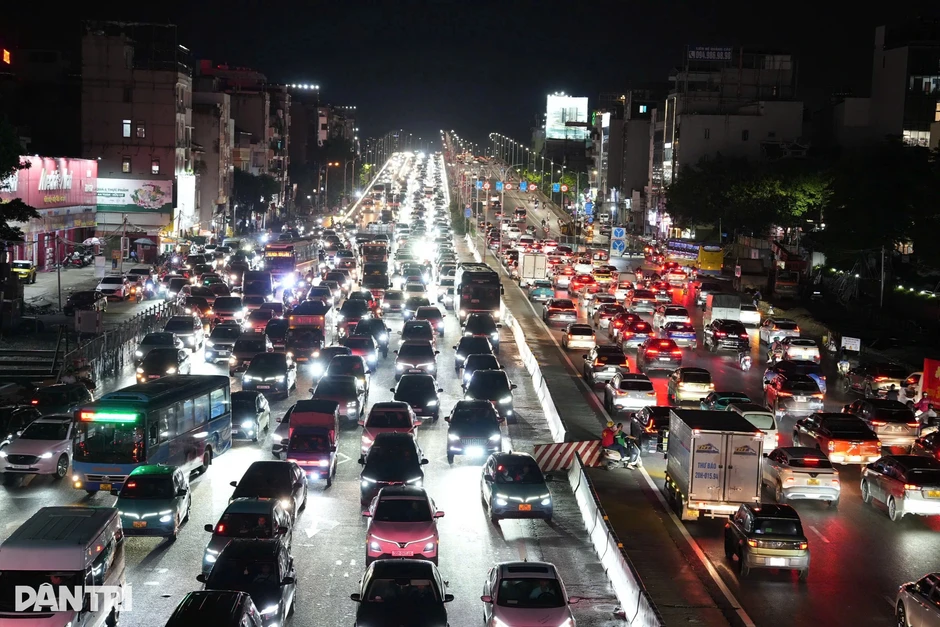 Mưa ngập, người Hà Nội mất 3 tiếng về nhà, vác ghế nằm chờ giữa đường Mưa ngập, người Hà Nội mất 3 tiếng về nhà, vác ghế nằm chờ giữa đường