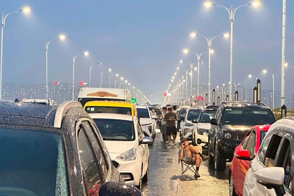 Mưa ngập, người Hà Nội mất 3 tiếng về nhà, vác ghế nằm chờ giữa đường Mưa ngập, người Hà Nội mất 3 tiếng về nhà, vác ghế nằm chờ giữa đường
