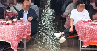 Mưa ngập tới mắt cá chân, khách dự tiệc cưới ở Trung Quốc không ai bỏ về