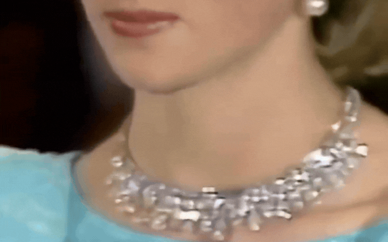 Muốn biết kim cương thật trông thế nào, hãy nhìn khoảnh khắc Công nương Diana xuống xe