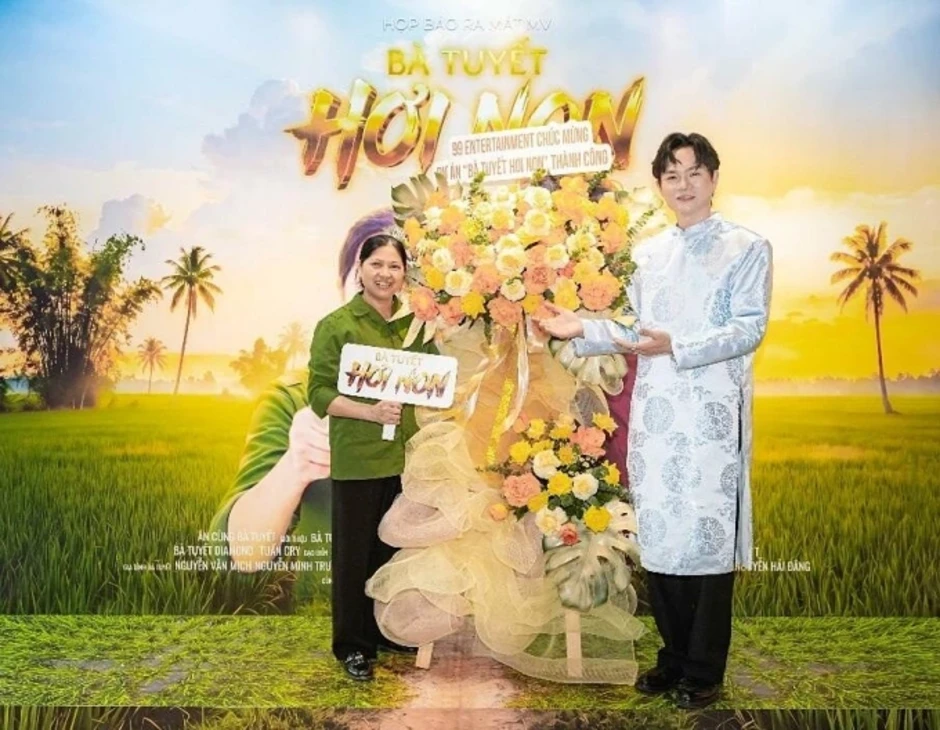 MV 'Bà Tuyết hơi non' của Tuấn Cry hút 700.000 lượt xem MV 'Bà Tuyết hơi non' của Tuấn Cry hút 700.000 lượt xem