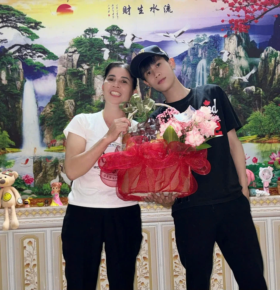 Nam shipper ở Hà Nội ngồi lề đường, làm hoa kẽm nhung lúc nửa đêm: Lên tiếng nói rõ tình cảnh khi bị tố "dàn dựng" Nam shipper ở Hà Nội ngồi lề đường, làm hoa kẽm nhung lúc nửa đêm: Lên tiếng nói rõ tình cảnh khi bị tố "dàn dựng"
