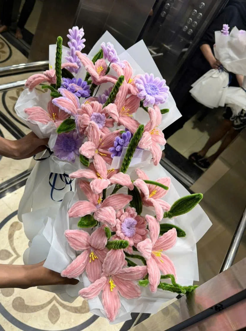 Nam shipper ở Hà Nội ngồi lề đường, làm hoa kẽm nhung lúc nửa đêm: Lên tiếng nói rõ tình cảnh khi bị tố "dàn dựng" Nam shipper ở Hà Nội ngồi lề đường, làm hoa kẽm nhung lúc nửa đêm: Lên tiếng nói rõ tình cảnh khi bị tố "dàn dựng"