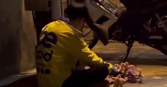 Nam shipper ở Hà Nội ngồi lề đường, làm hoa kẽm nhung lúc nửa đêm: Lên tiếng nói rõ tình cảnh khi bị tố "dàn dựng"