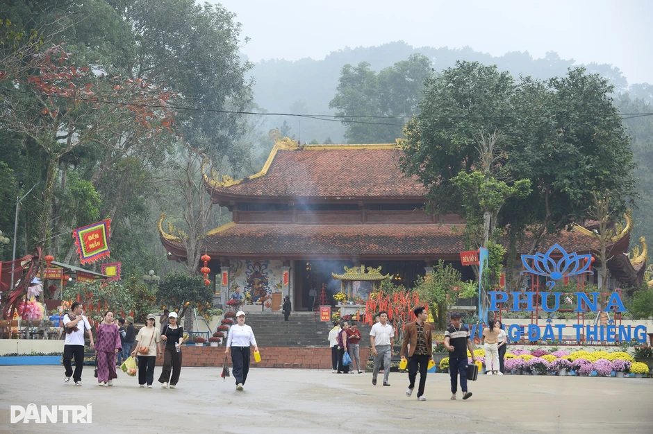 Nam thanh niên bị lầm là giọng nữ tại ngôi đền thiêng Nam thanh niên bị lầm là giọng nữ tại ngôi đền thiêng