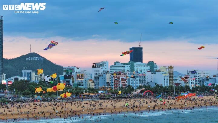 Ngắm diều khổng lồ hình độc lạ bay rợp trời Quy Nhơn